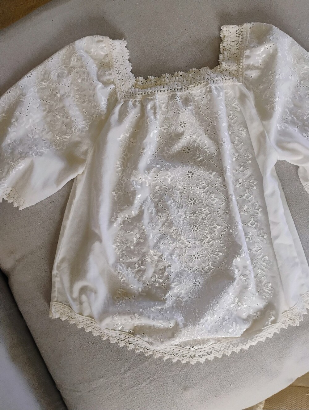 Adorable Embroidered White Lace Peasant Blouses Size Large
